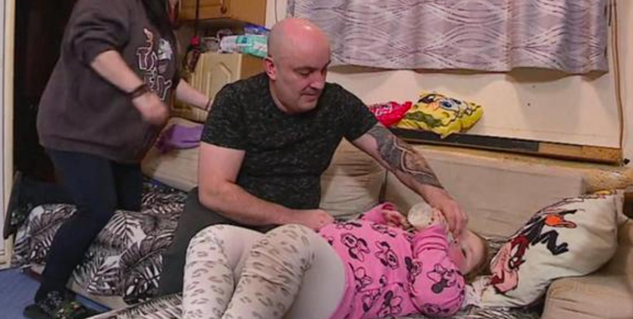 Rodzina z Ursynowa od lat mieszka w piwnicy. Interweniuje Piotr Ikonowicz