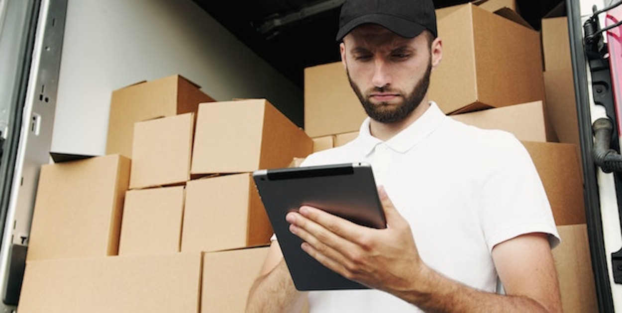 Zalety i wady wynikające z wynajmu profesjonalnej firmy do opróżniania mieszkań w 