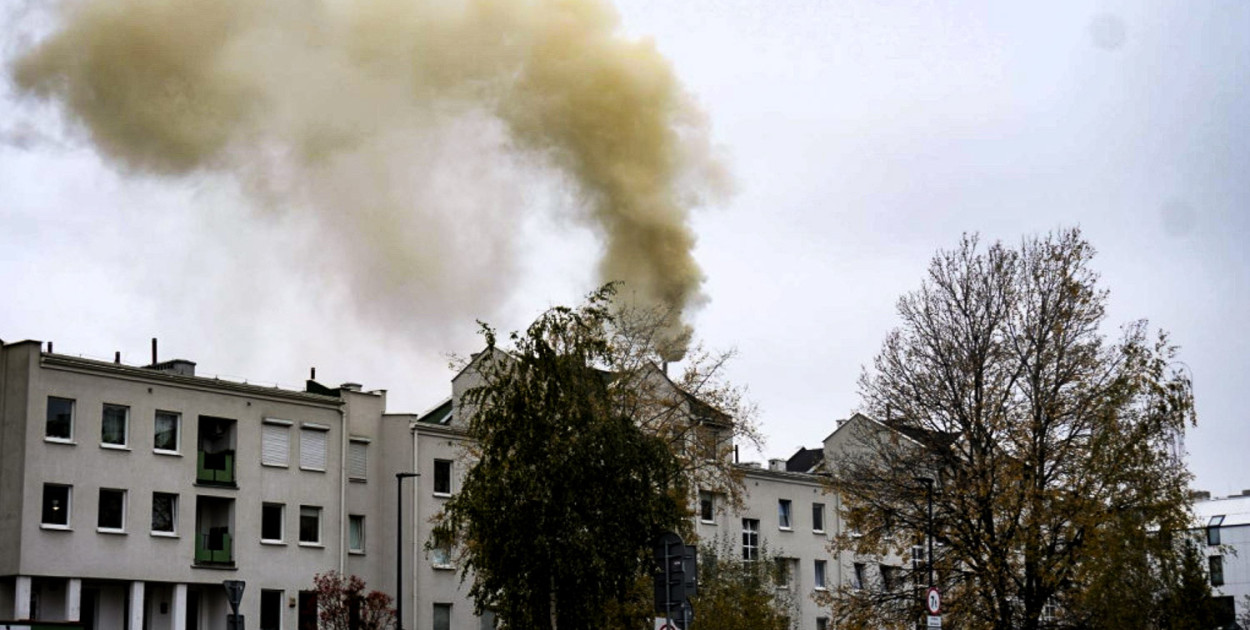 Pożar w restauracji na Ursynowie. Kłęby dymu nad al. KEN