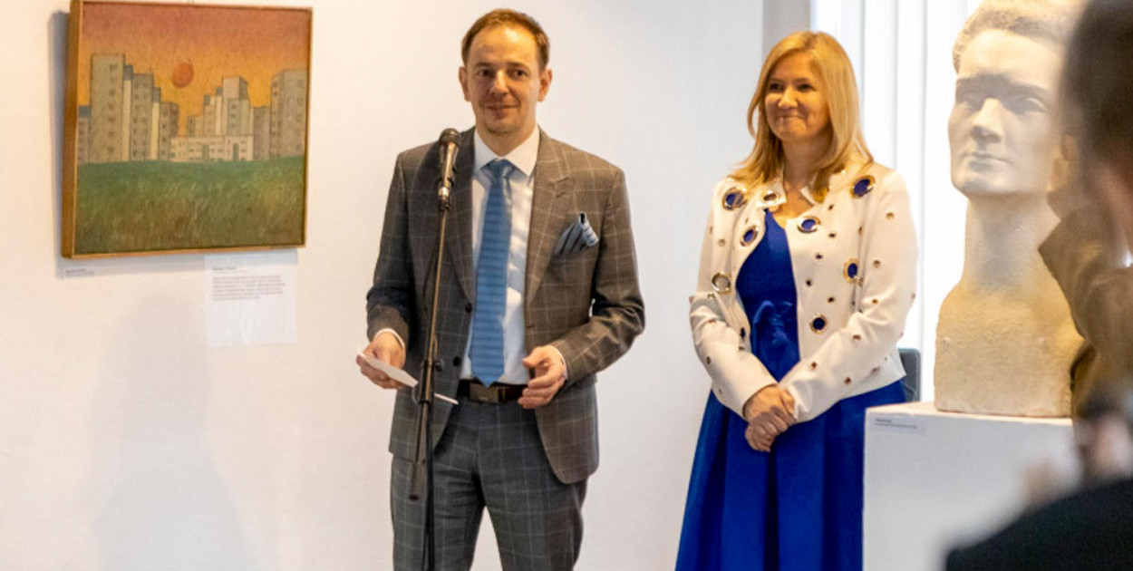 Prezes Pawlak z wiceprezeską Marleną Tomczyk - marzec 2023 w Domu Sztuki - SK