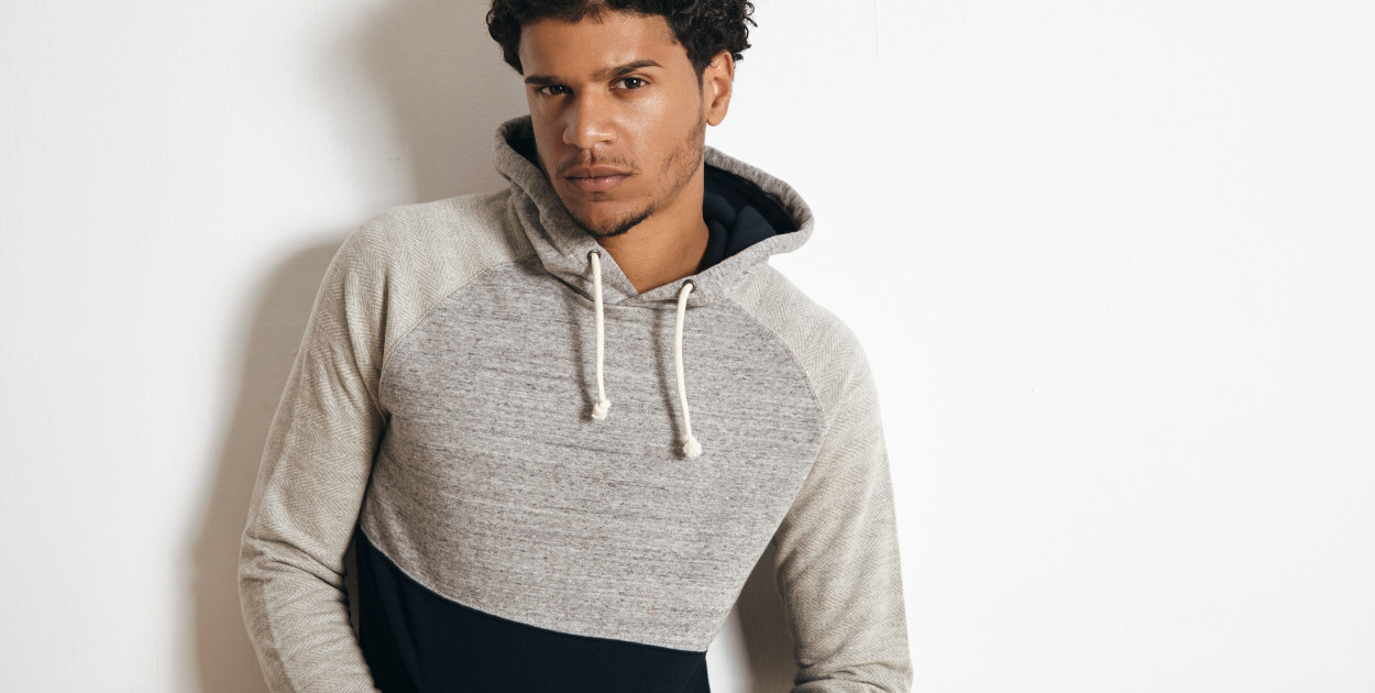 Stylowe bluzy męskie: rady, jak stylizować te z kapturem i bez