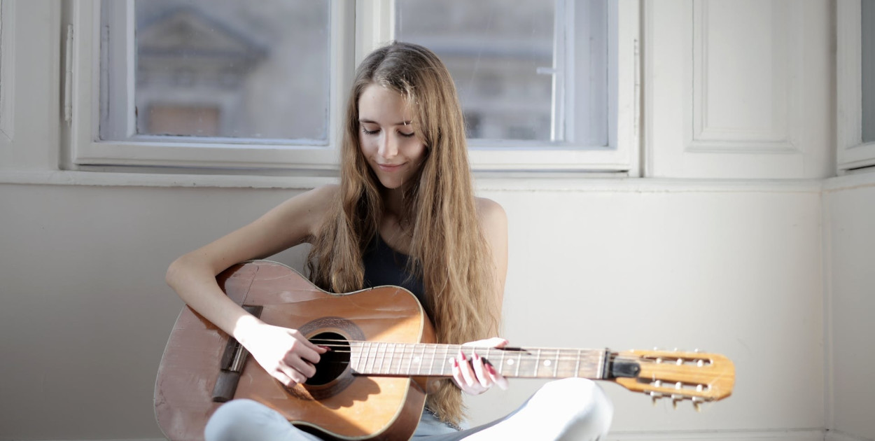 Na co zwrócić uwagę przy wyborze gitary dla nastolatka? – sprawdź!