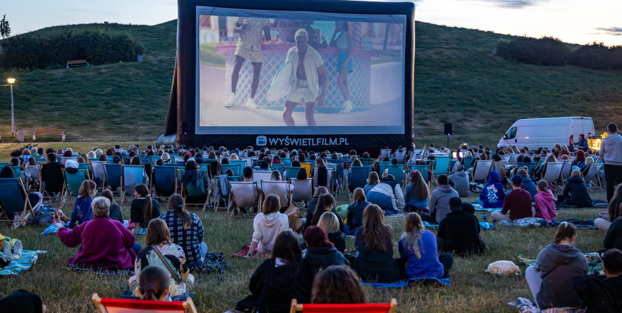 Ruszyło kino plenerowe na Ursynowie. "Jedna rzecz denerwuje"