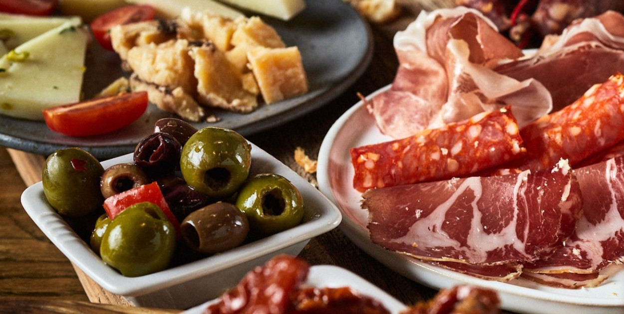 Jak przygotować doskonałą deskę włoskich serów i wędlin? Praktyczne porady