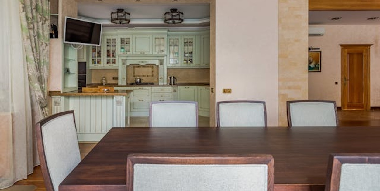 Ile powinno być miejsca na krzesła przy stole?