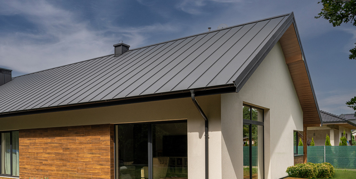 Blacha na rąbek stojący – ile wytrwa na dachu?