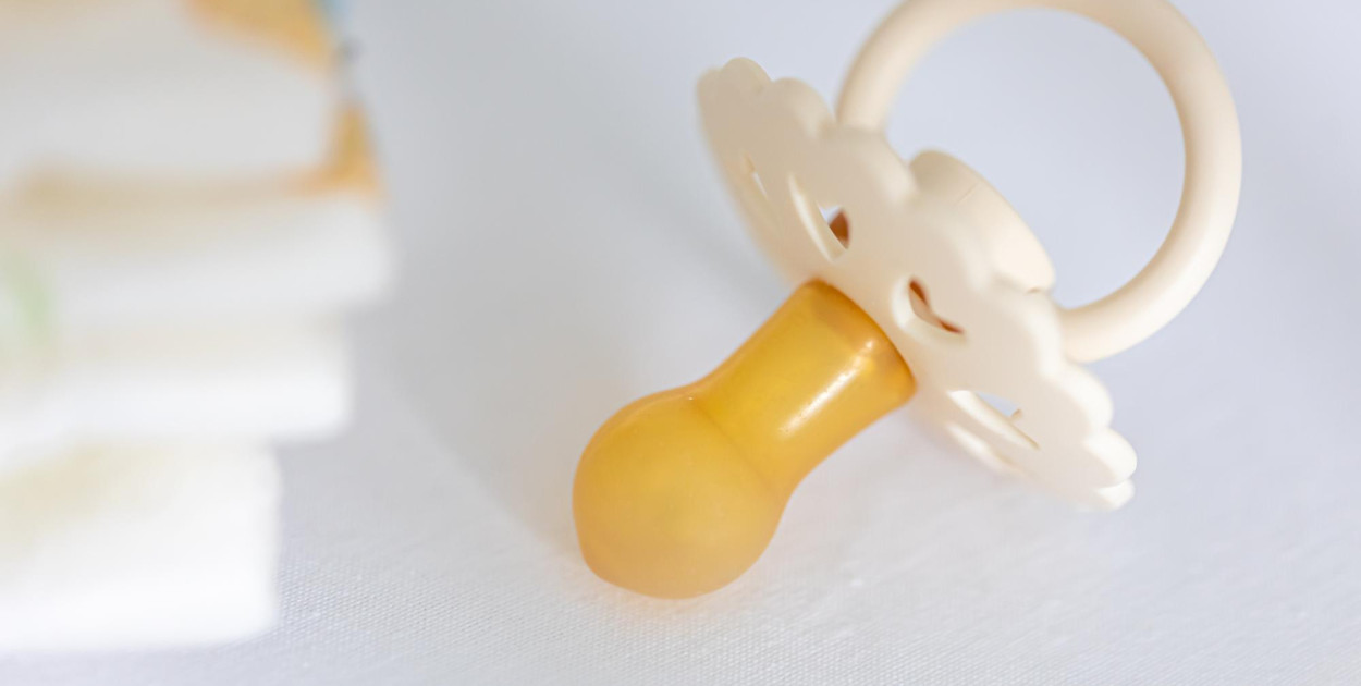 Smoczek uspokajający – na czym polega jego ukryta moc?