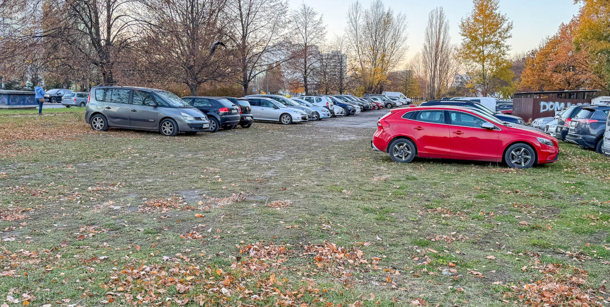 Dziki parking rozlewa się na Imielinie. Przez decyzję dzielnicy?