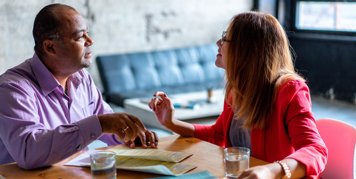 Jak mówić z pewnością siebie i zdobywać zaufanie w rozmowie z klientem?