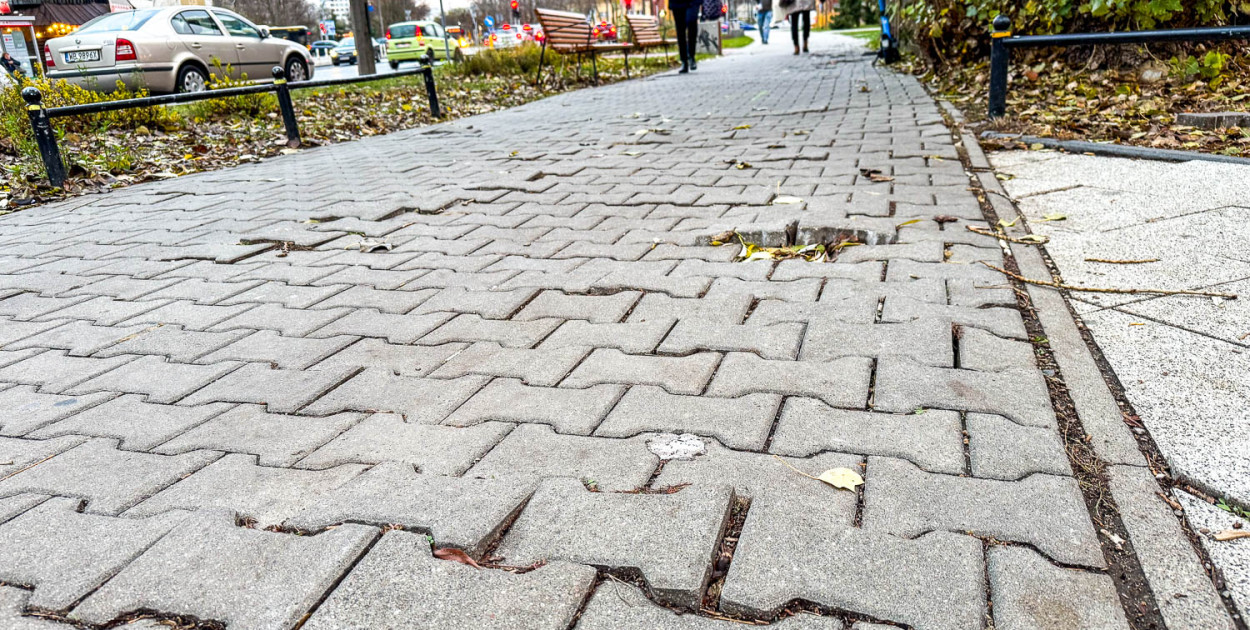 "Tu można wybić zęby!". Będzie remont chodnika na Dereniowej