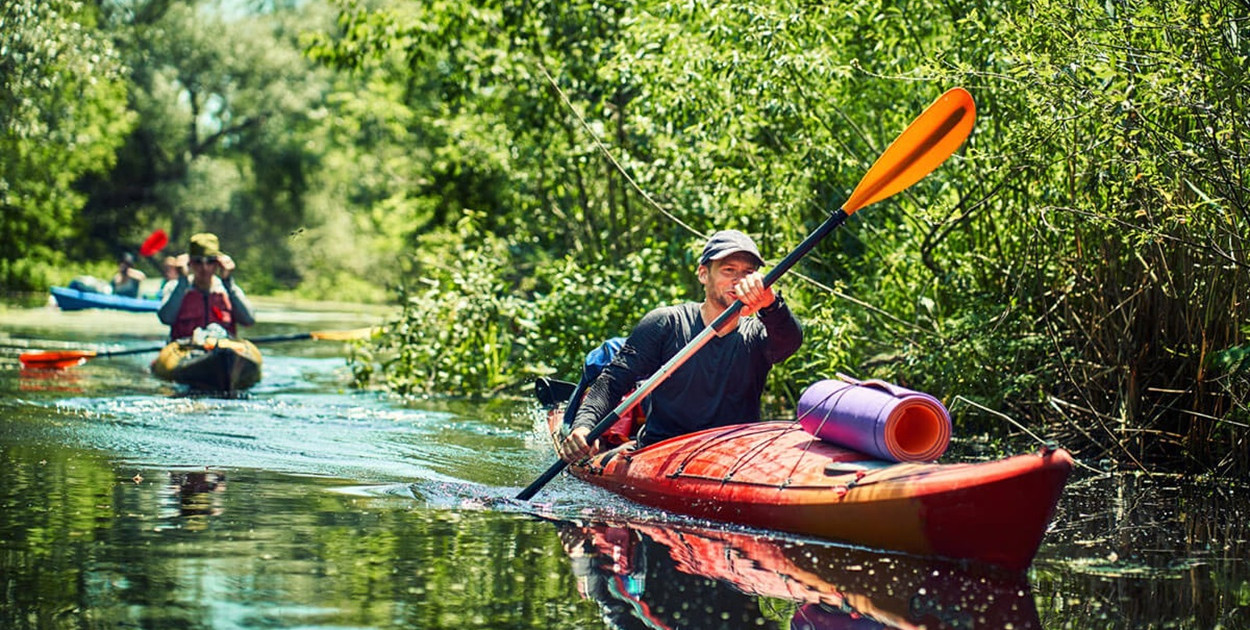 Co zabrać na kajaki? Lista rzeczy, o których warto pamiętać