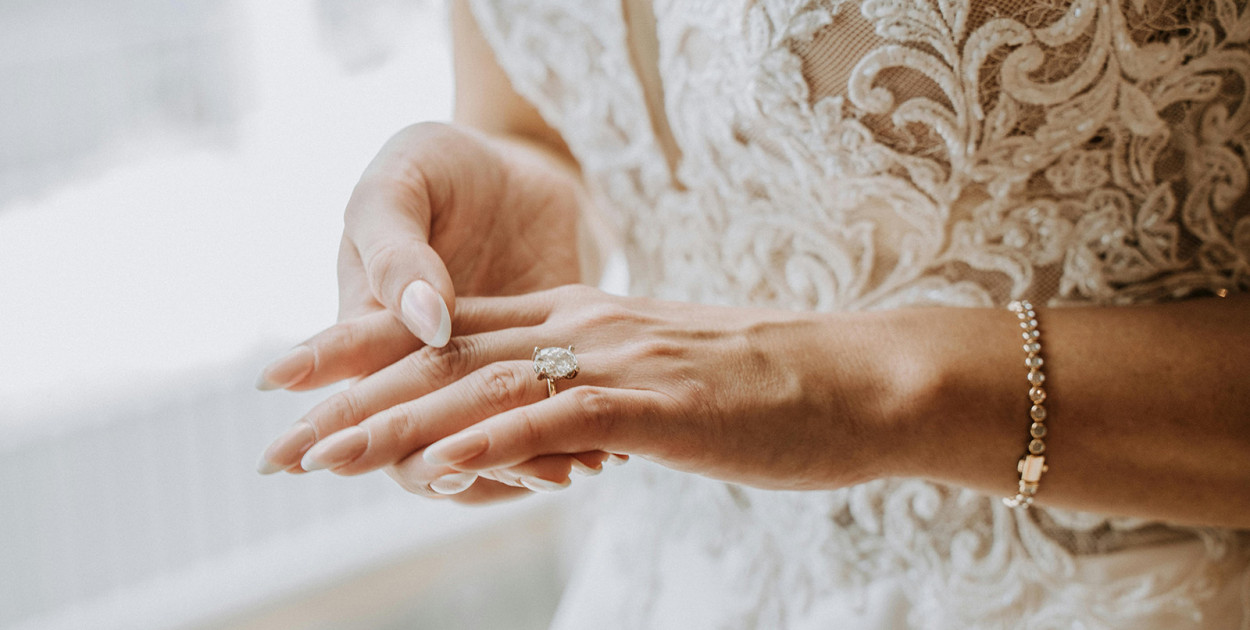 Jaka biżuteria pasuje do białej sukni ślubnej? Wybierz idealne dodatki na ten wyją