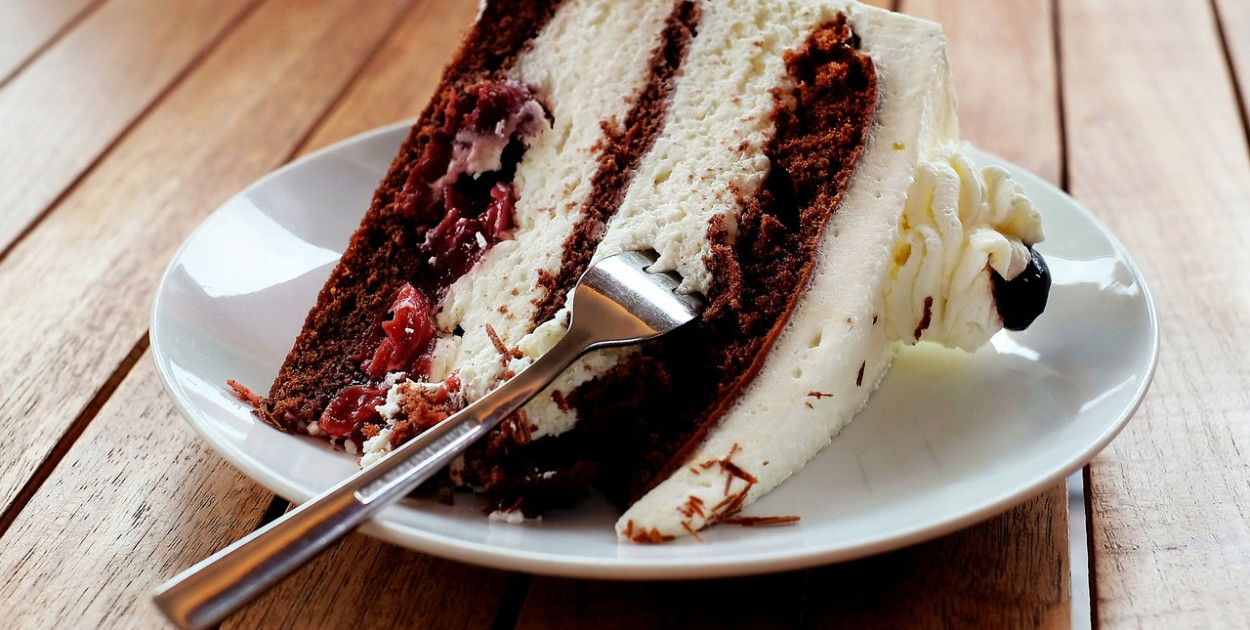 Najlepsze ciasta na zimę – przepisy, które rozgrzeją Twoje serce i podniebienie