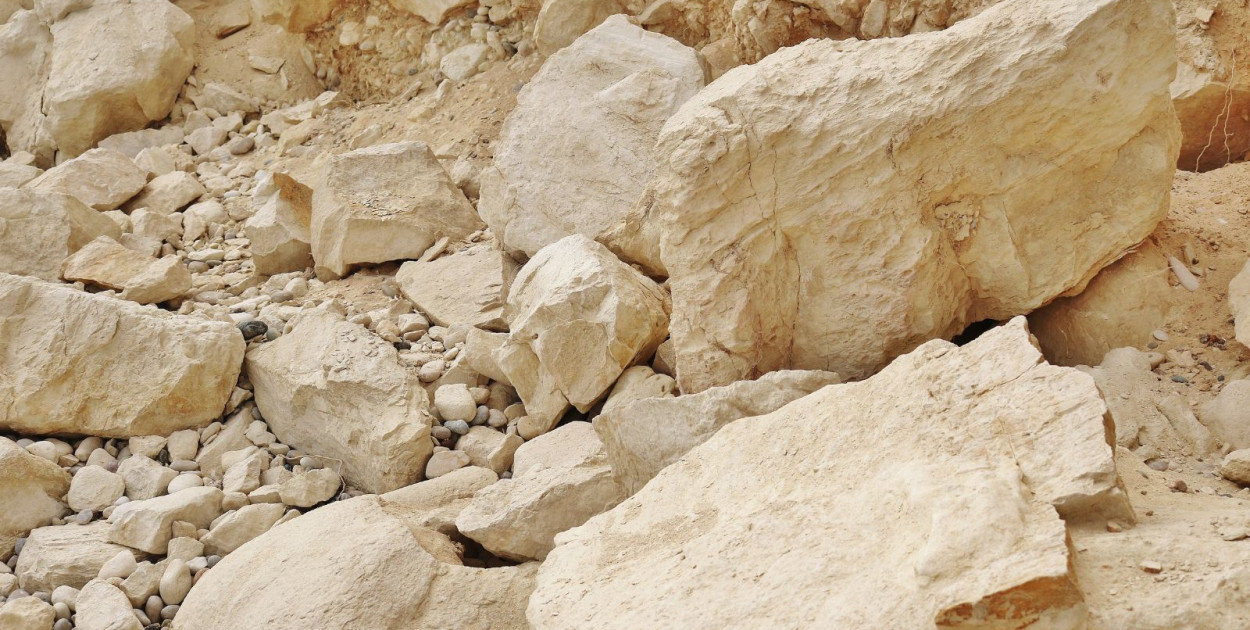 Wapień elewacyjny – czym różni się od innych kamieni naturalnych?