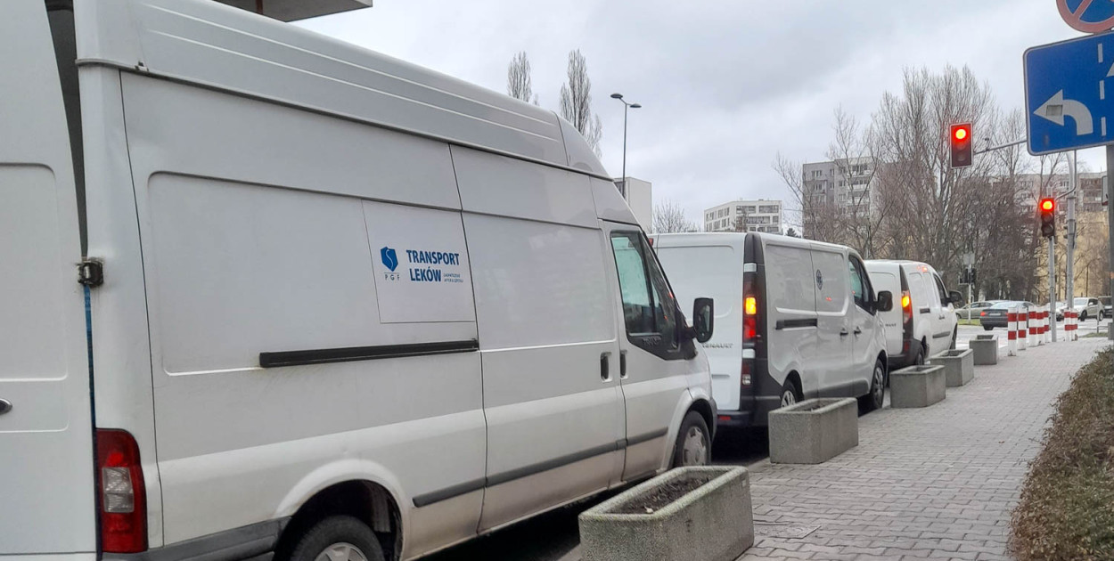 Horror z dostawcami na Imielinie. Więcej miejsc wzdłuż alei KEN?