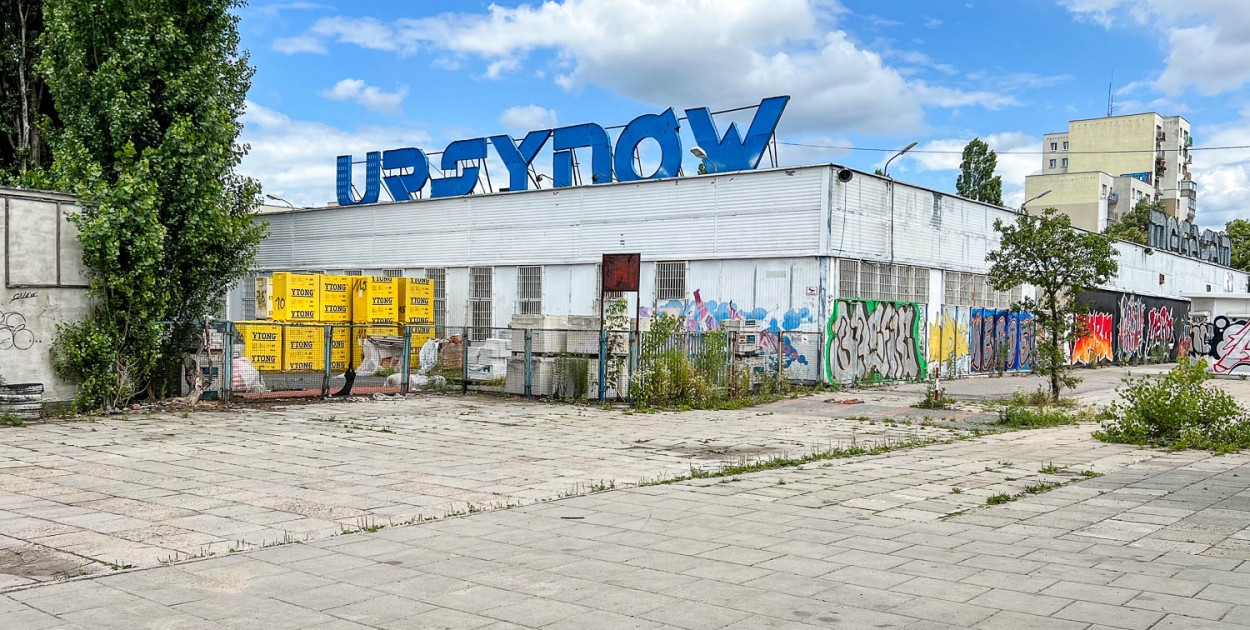 Neon Ursynów jeszcze na dachu Megasamu - 2022 rok (SK)