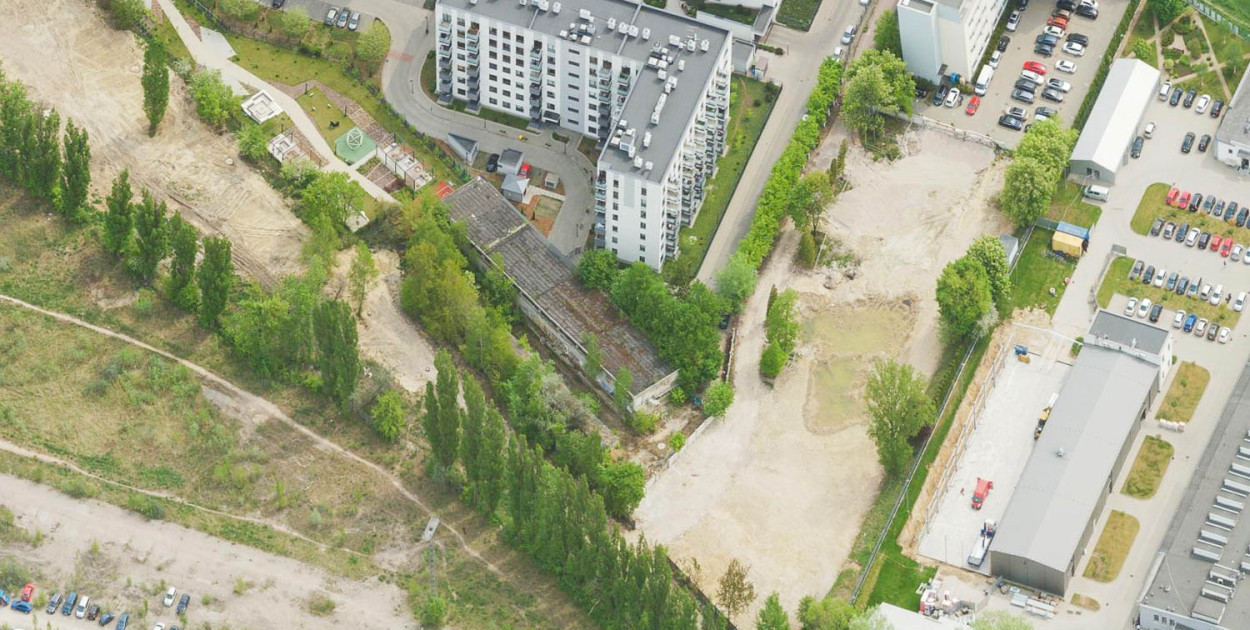 Widok na działki, które chciał sprzedać ratusz (ukosne.um.warszawa.pl)