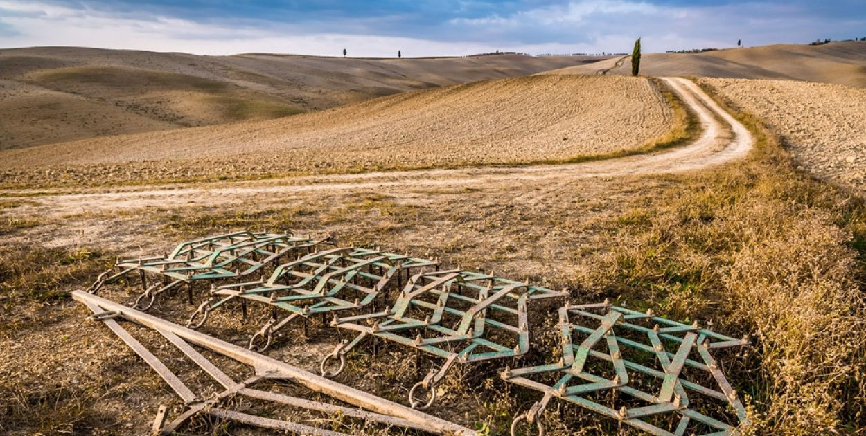 Narzędzia rolnicze dawniej i dziś – ewolucja 3 maszyn     
