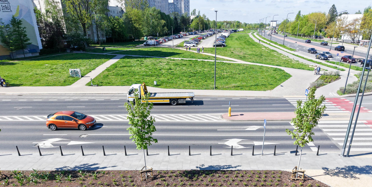 Ulica Stryjeńskich. W tle parking przy osiedlu kazury, na dole gotowy odcinek parku nad POW (PB/Haloursynow.pl)