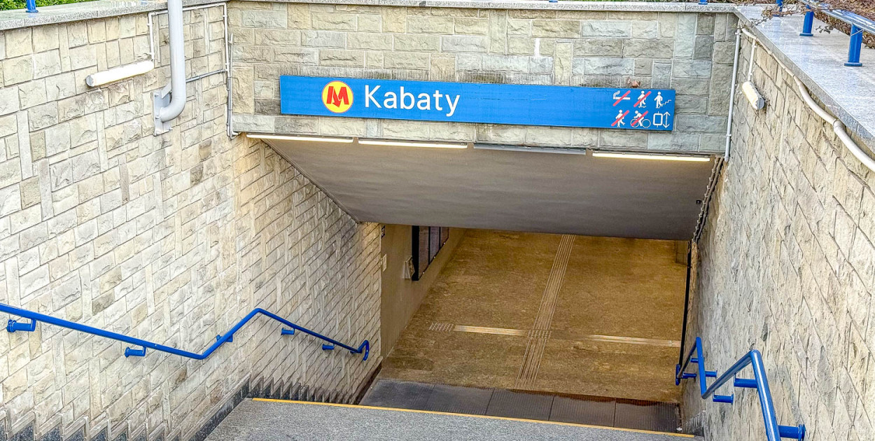 stacja metra Kabaty, w głębi widoczne stalowe listwy (SK)