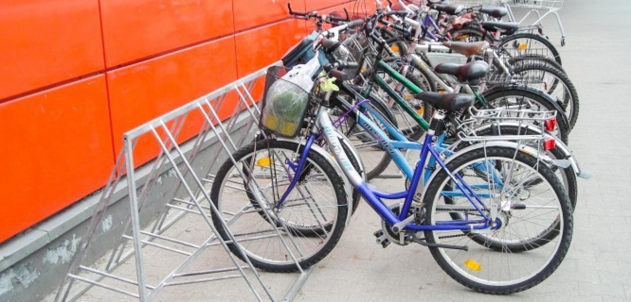 Stojaki na rowery przed jednym ze sklepów na Ursynowie