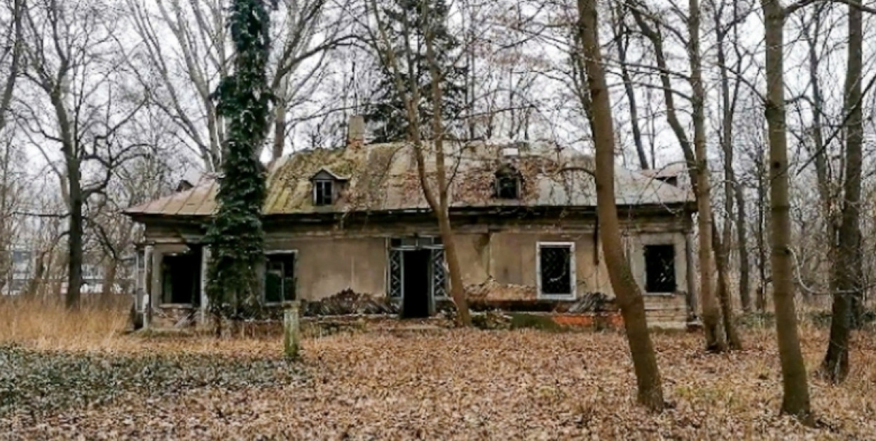 Popadający w ruinę dwór na Wyczółkach (autor: Krzysztof Twardowski/YT/SamanoPL)