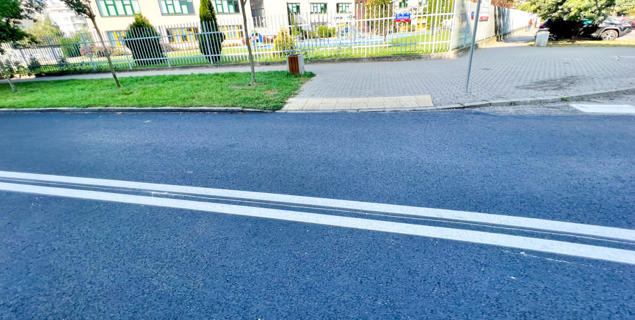 Dojścia są, pasów nie ma. To tzw. przejścia sugerowane na ul. Telekiego (SK)