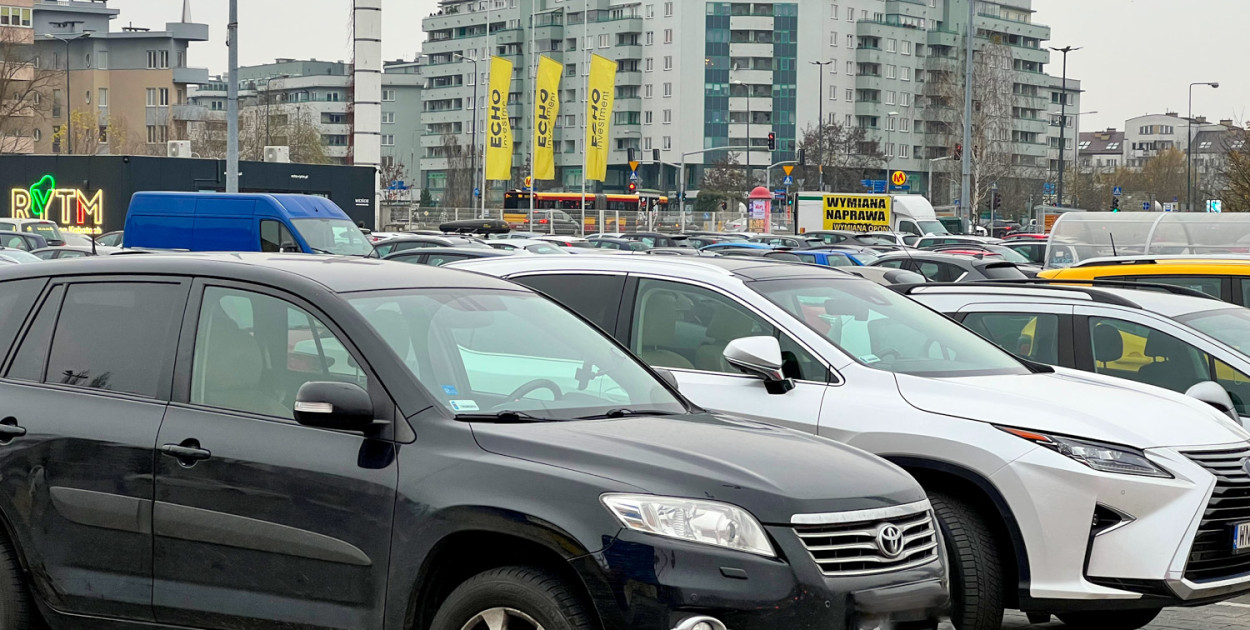 Auta parkujące na parkingu przy Tesco - 2021 r. (SK)
