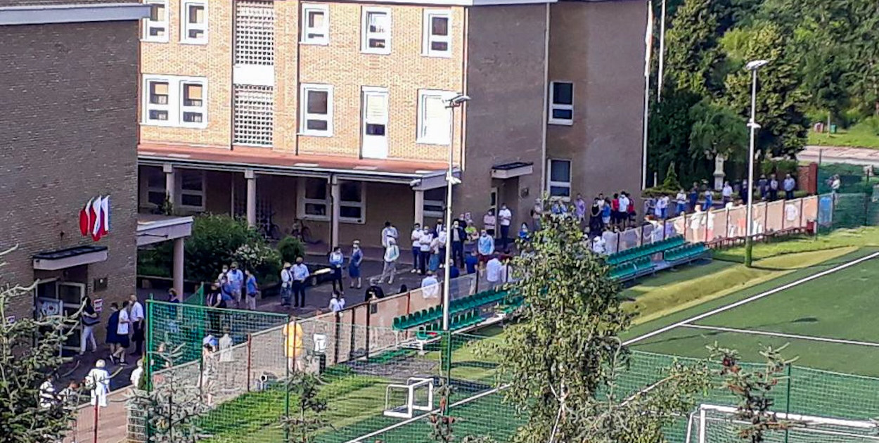 kolejka przed komisjami w szkole sióstr Nazartanek przy Zaruby - wybory prezydenckie 2019