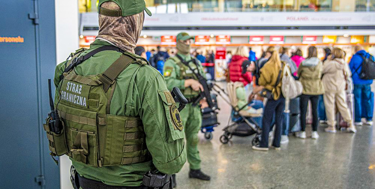 Funkcjonariusze Grupy Interwencji Specjalnych stoją w terminalu lotniska (Nadwiślański Oddział Straży Granicznej)