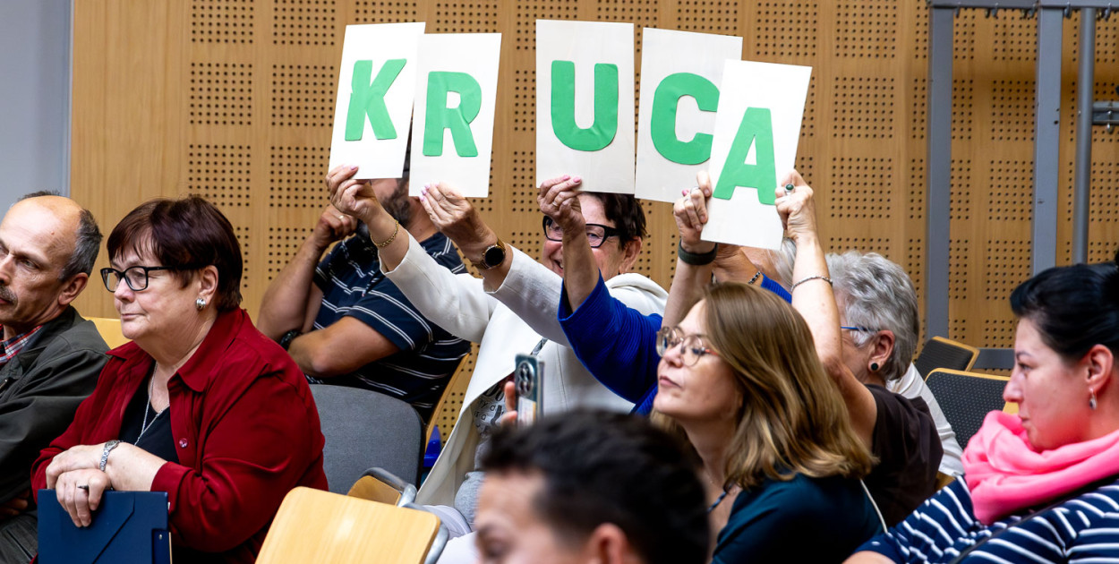 Mieszkańcy osiedla Na Skraju przynieśli transparent podkreślający ich zainteresowanie i poirytowanie, ale coś poszło nie tak. Miała być Kruca Bomba, a wyszło... Kruca. Spotkanie ws. Planu Ogólnego na Ursynowie 23.09.2024 (SK)