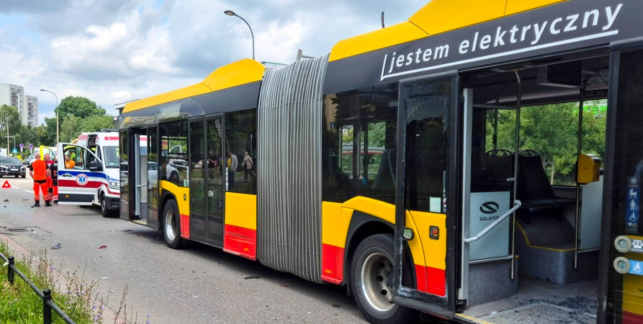profil Dziewczyna za kółkiem autobusu