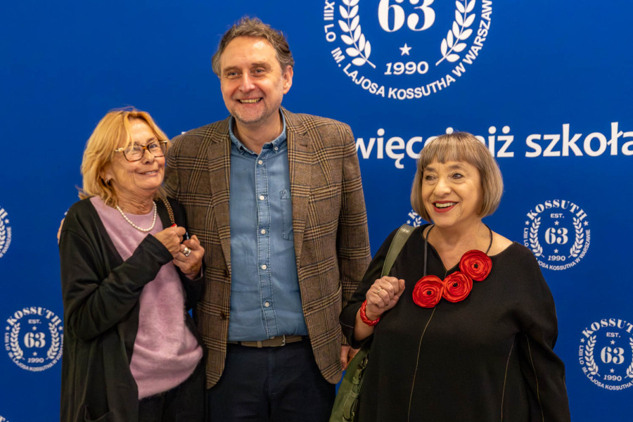 Od lewej: Małgorzata Bajorek, była nauczycielka j. angielskiego, Marek Kałużyński, absolwent LXIII LO, Hanna Wiśniewska, nauczycielka j. polskiego