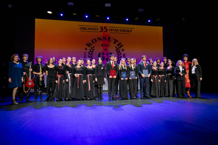 Uczniowie i nauczyciele, którzy przygotowali występy podczas uroczystej akademii w UCK