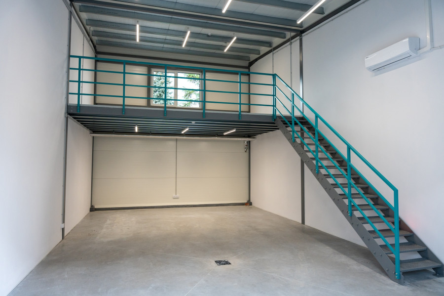 Wnętrze hali o wysokim standardzie – obiekty tej kategorii zapewniają szeroki wybór ustawień regałów i optymalne wykorzystanie przestrzeni Wnętrze hali o wysokim standardzie – obiekty tej kategorii zapewniają szeroki wybór ustawień regałów i optymalne wykorzystanie przestrzeni