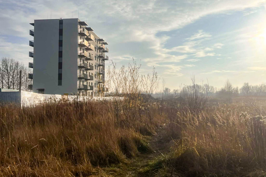 Działka przy Karczunkowskiej, gdzie powstaje jeden budynek rządowego funduszu inwestycyjnego - to spadek po nieudanym programie Mieszkanie Plus (JC)