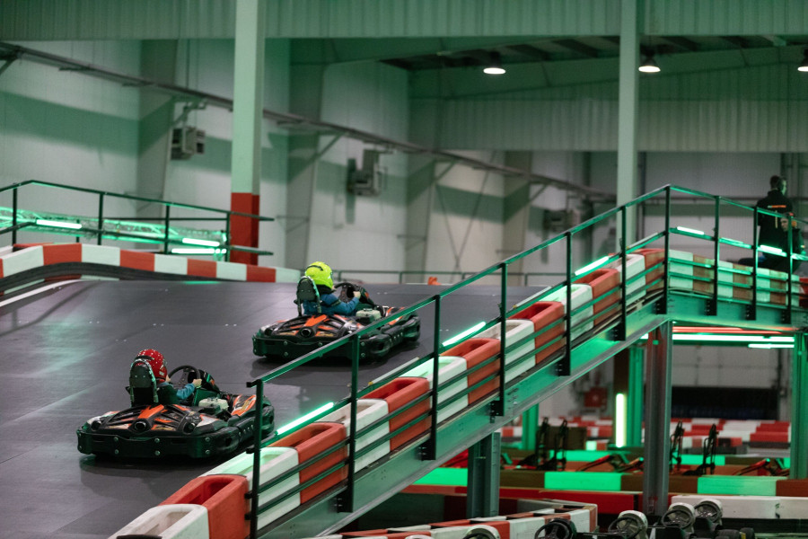 Kryty tor gokartowy w Warszawie &ndash; dwa poziomy w hali, dynamiczna trasa na naszym torze i świetna rozrywka dla dzieci oraz dorośli.