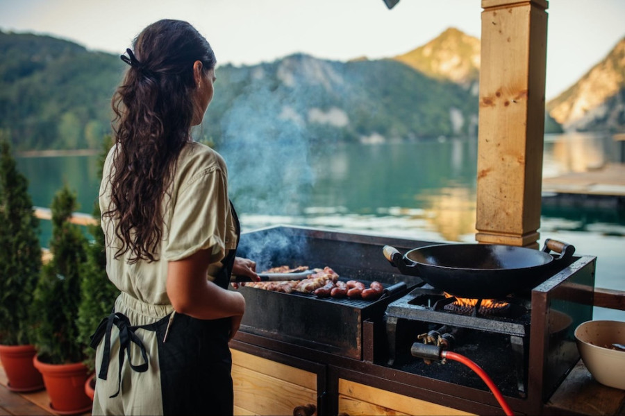 gotowanie w kuchni zewnętrznej