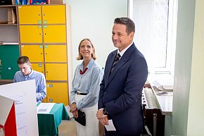 Rafał Trzaskowski głosuje na Kabatach-6203