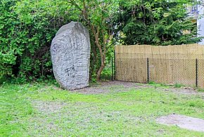 Marmurowa rodzina zaklęta w głazie. Tajemnica "Obelisku" na Dunikowskiego-12561
