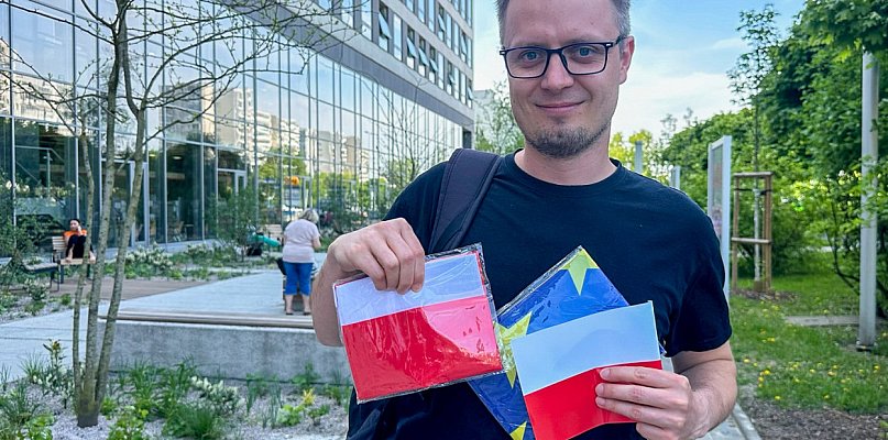 Dzielnica rozdawała flagi Polski i UE. "To jest wspaniała akcja!" - 28228
