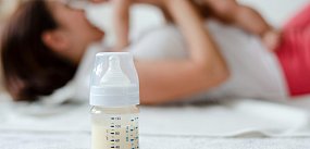 Groźna bakteria w mleku dla niemowląt. Nie podawaj dzie