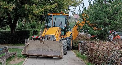 Niebezpiecznie na Nugat. Tłum dzieci idzie do szkoły, a na ich drodze... budowa-30837