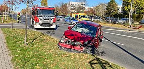 Wypadek na Stryjeńskich. Auto zmiażdżone