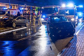 Wypadek w alei KEN. Auto uderzyło w pieszego czekającego na zielone-31884