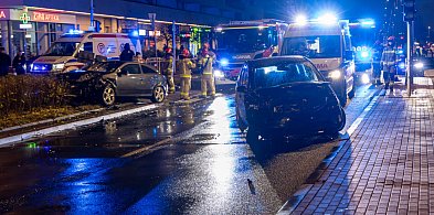 Wypadek w alei KEN. Auto uderzyło w pieszego czekającego na zielone-31884