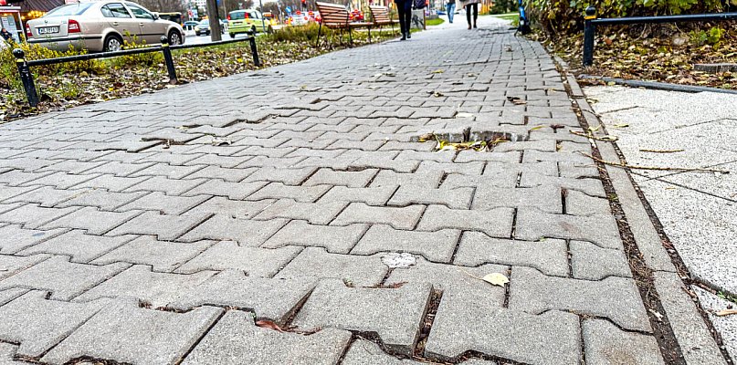 "Tu można wybić zęby!". Będzie remont chodnika na Dereniowej - 31991