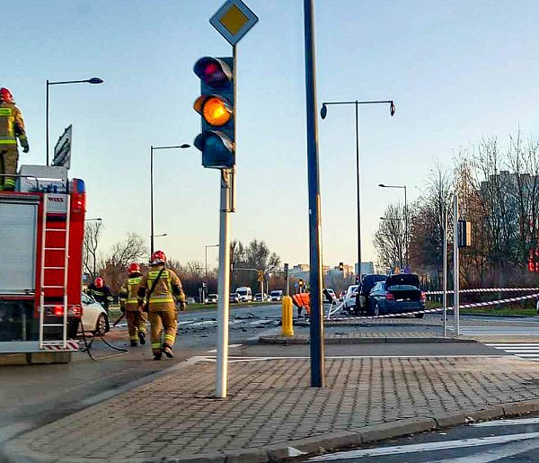 Kolizja na Rodowicza "Anody". BMW na latarni-32060