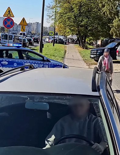 Chodnik przy bazarku "Na dołku" legalnym parkingiem? Walczą o to kierowcy-32313