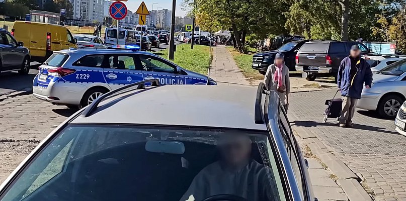 Chodnik przy bazarku "Na dołku" legalnym parkingiem? Walczą o to kierowcy - 32313